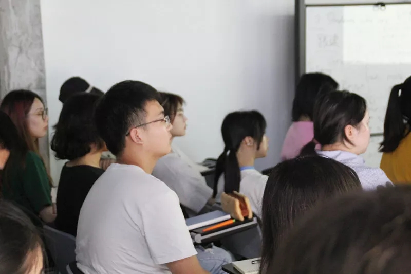 學(xué)術(shù)主持姜節(jié)泓教授用一個(gè)下午的時(shí)間和大家聊了聊關(guān)于“創(chuàng)新”以及“藝術(shù)策展”的話題