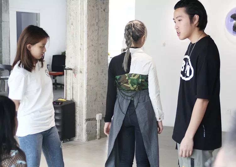 課堂:服裝設(shè)計(jì)通識(shí)課-舊衣改造時(shí)裝Show