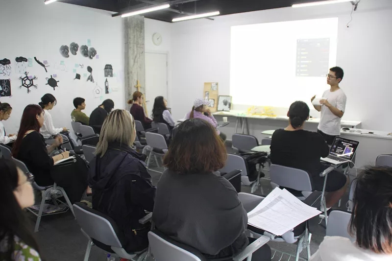 課堂:碩士預(yù)科學(xué)生第一次匯報(bào)演講