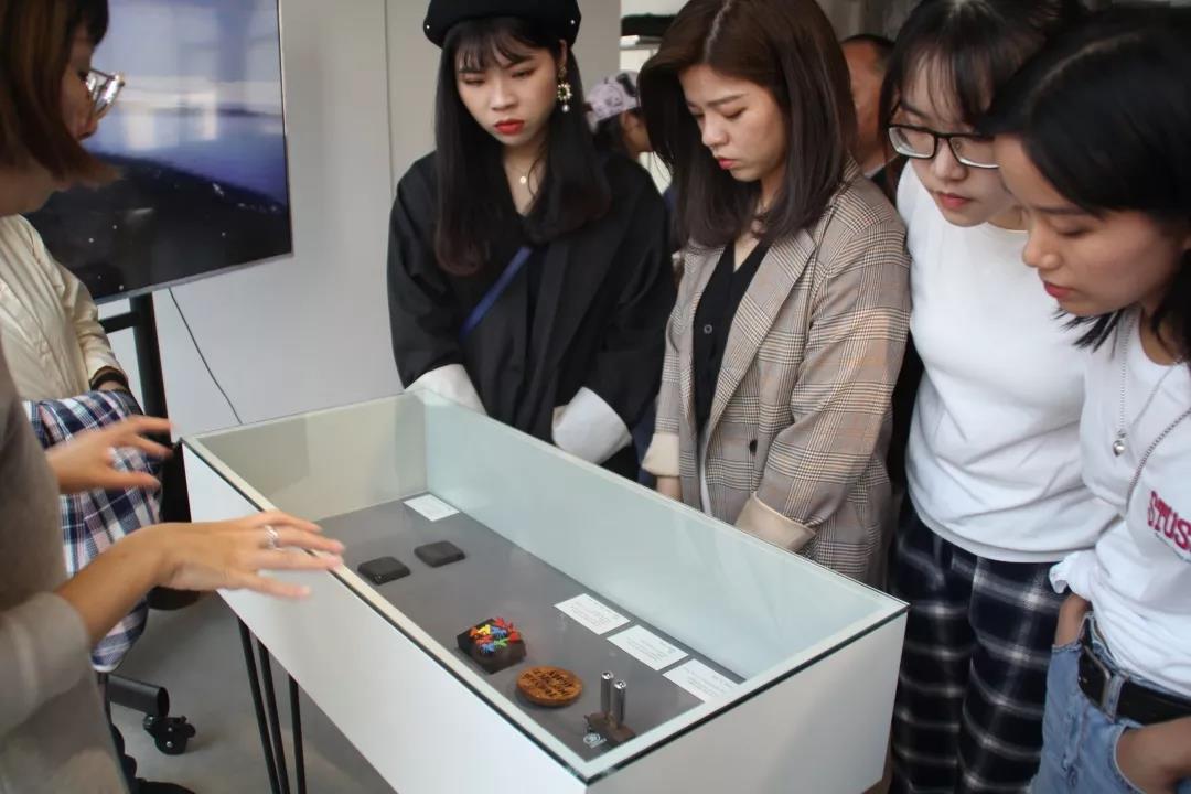 AIVA教學(xué)主管&首飾藝術(shù)家Violet在展覽現(xiàn)場為觀眾導(dǎo)覽