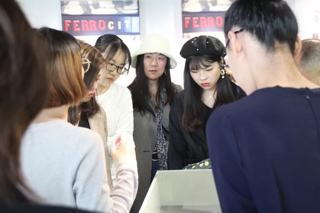 AIVA教學(xué)主管&首飾藝術(shù)家Violet在展覽現(xiàn)場為觀眾導(dǎo)覽