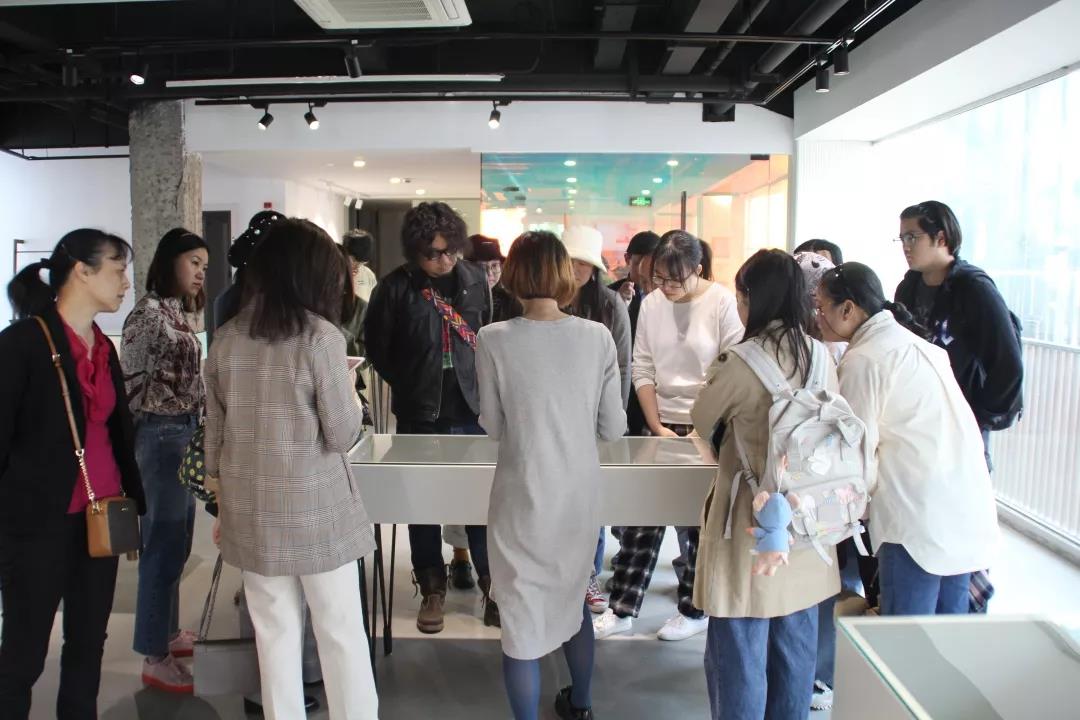 AIVA教學(xué)主管&首飾藝術(shù)家Violet在展覽現(xiàn)場為觀眾導(dǎo)覽