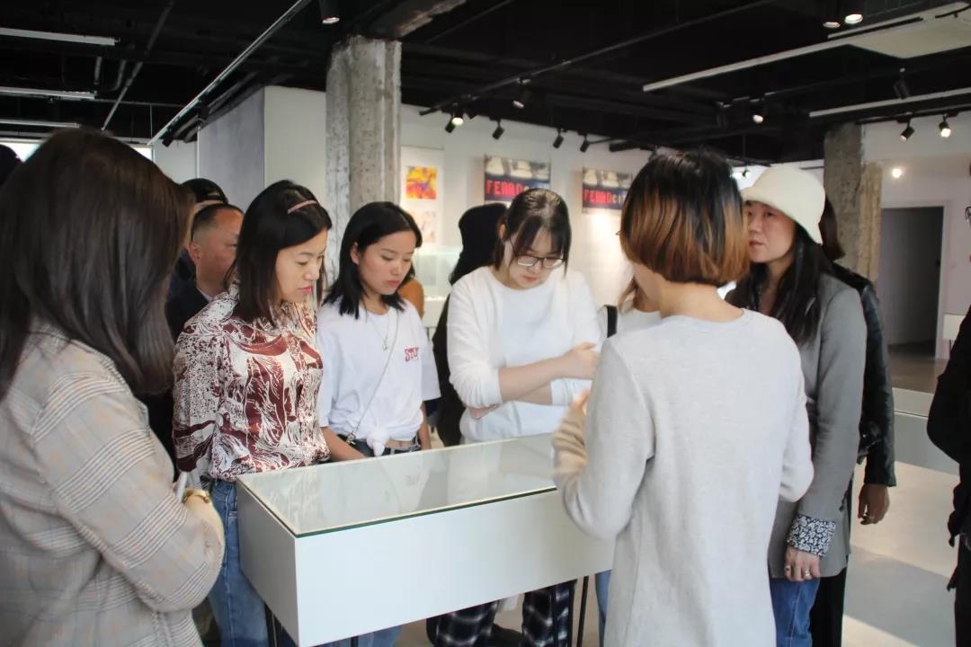 現(xiàn)場觀眾通過聆聽導(dǎo)覽