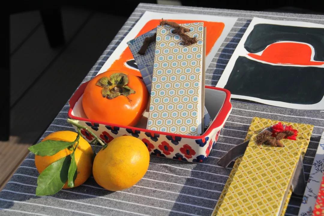 在AIVA最浪漫的頂樓天臺設(shè)立首飾、陶瓷、手作、插畫等近10個藝術(shù)攤位