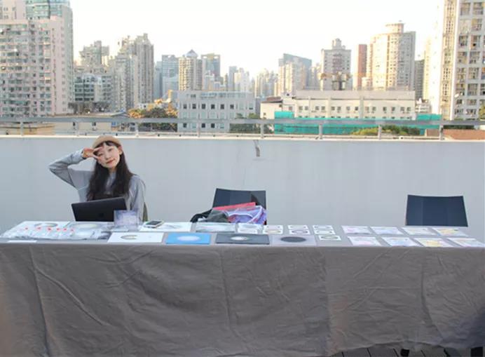 在AIVA最浪漫的頂樓天臺設(shè)立首飾、陶瓷、手作、插畫等近10個藝術(shù)攤位