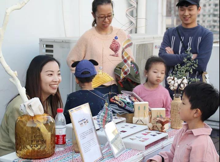 在AIVA最浪漫的頂樓天臺設(shè)立首飾、陶瓷、手作、插畫等近10個藝術(shù)攤位