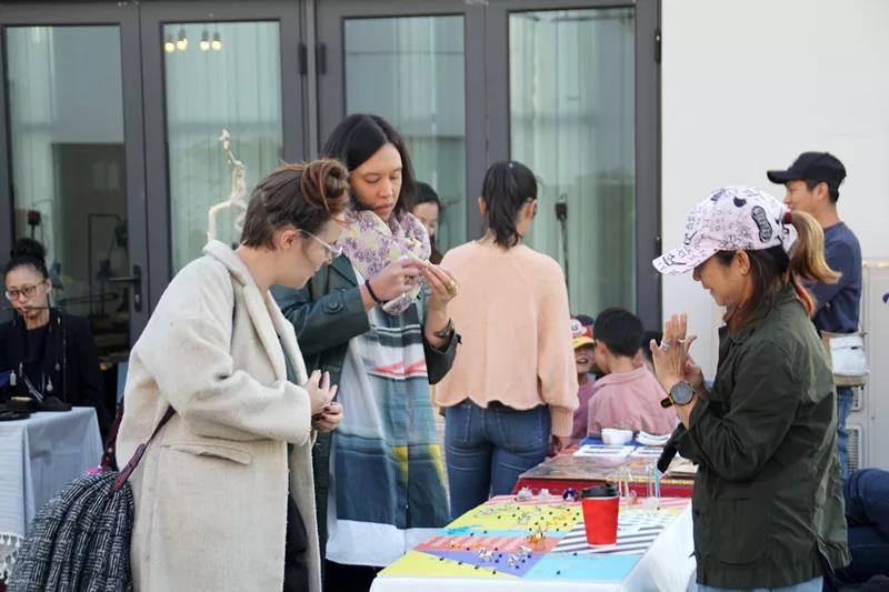 在AIVA最浪漫的頂樓天臺設(shè)立首飾、陶瓷、手作、插畫等近10個藝術(shù)攤位