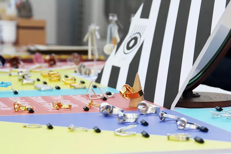 在AIVA最浪漫的頂樓天臺設(shè)立首飾、陶瓷、手作、插畫等近10個藝術(shù)攤位