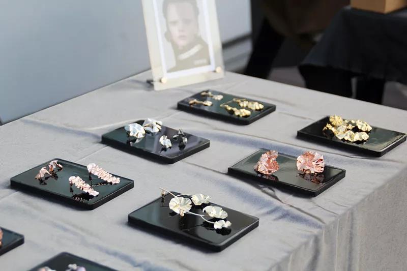 在AIVA最浪漫的頂樓天臺設(shè)立首飾、陶瓷、手作、插畫等近10個藝術(shù)攤位