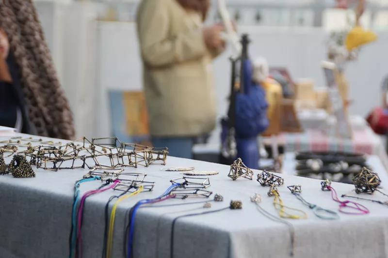 在AIVA最浪漫的頂樓天臺設(shè)立首飾、陶瓷、手作、插畫等近10個藝術(shù)攤位