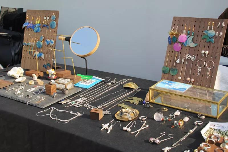 在AIVA最浪漫的頂樓天臺設(shè)立首飾、陶瓷、手作、插畫等近10個藝術(shù)攤位