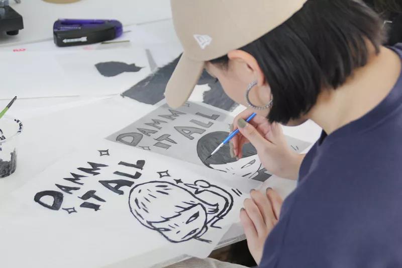 版畫工作室屋頂印畫也同時進行了一場有趣的絲網(wǎng)版畫工坊