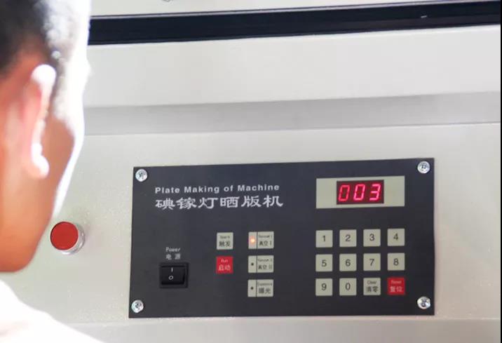 版畫工作室屋頂印畫也同時進行了一場有趣的絲網(wǎng)版畫工坊