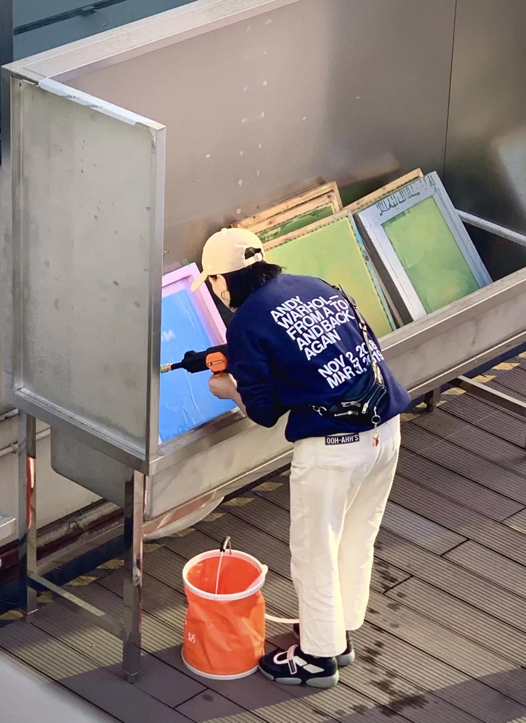 版畫工作室屋頂印畫也同時進行了一場有趣的絲網(wǎng)版畫工坊