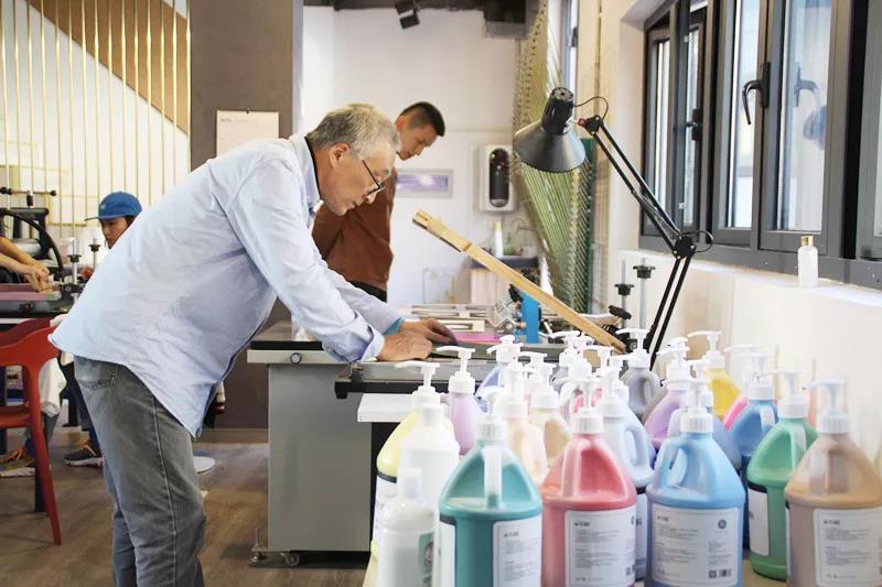 版畫工作室屋頂印畫也同時進行了一場有趣的絲網(wǎng)版畫工坊