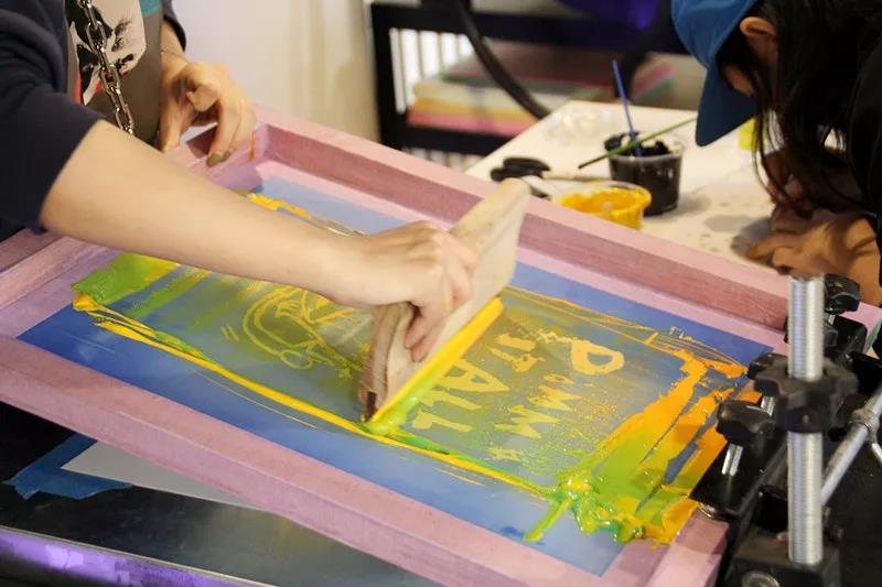 版畫工作室屋頂印畫也同時進行了一場有趣的絲網(wǎng)版畫工坊