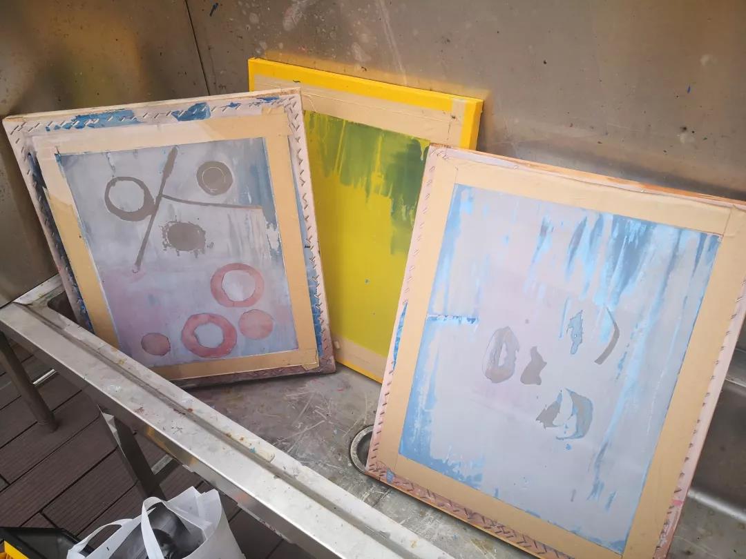 版畫工作室屋頂印畫也同時進行了一場有趣的絲網(wǎng)版畫工坊