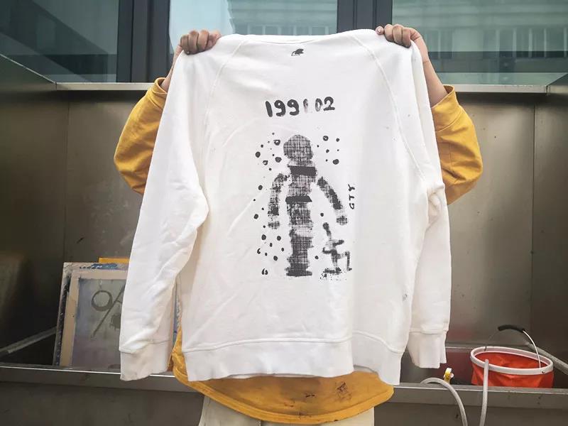 版畫工作室屋頂印畫也同時進行了一場有趣的絲網(wǎng)版畫工坊