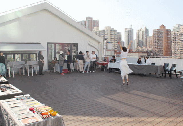 一位舞者以露臺為舞臺，用現(xiàn)代舞蹈