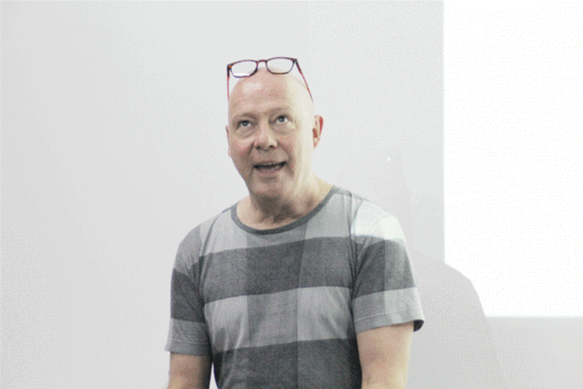 英國伯明翰城市大學(xué)視覺傳達(dá)學(xué)院碩士課程總監(jiān)Robert Gibb