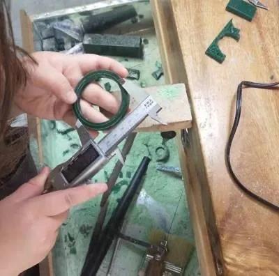 游標(biāo)卡尺測量蠟鐲厚度