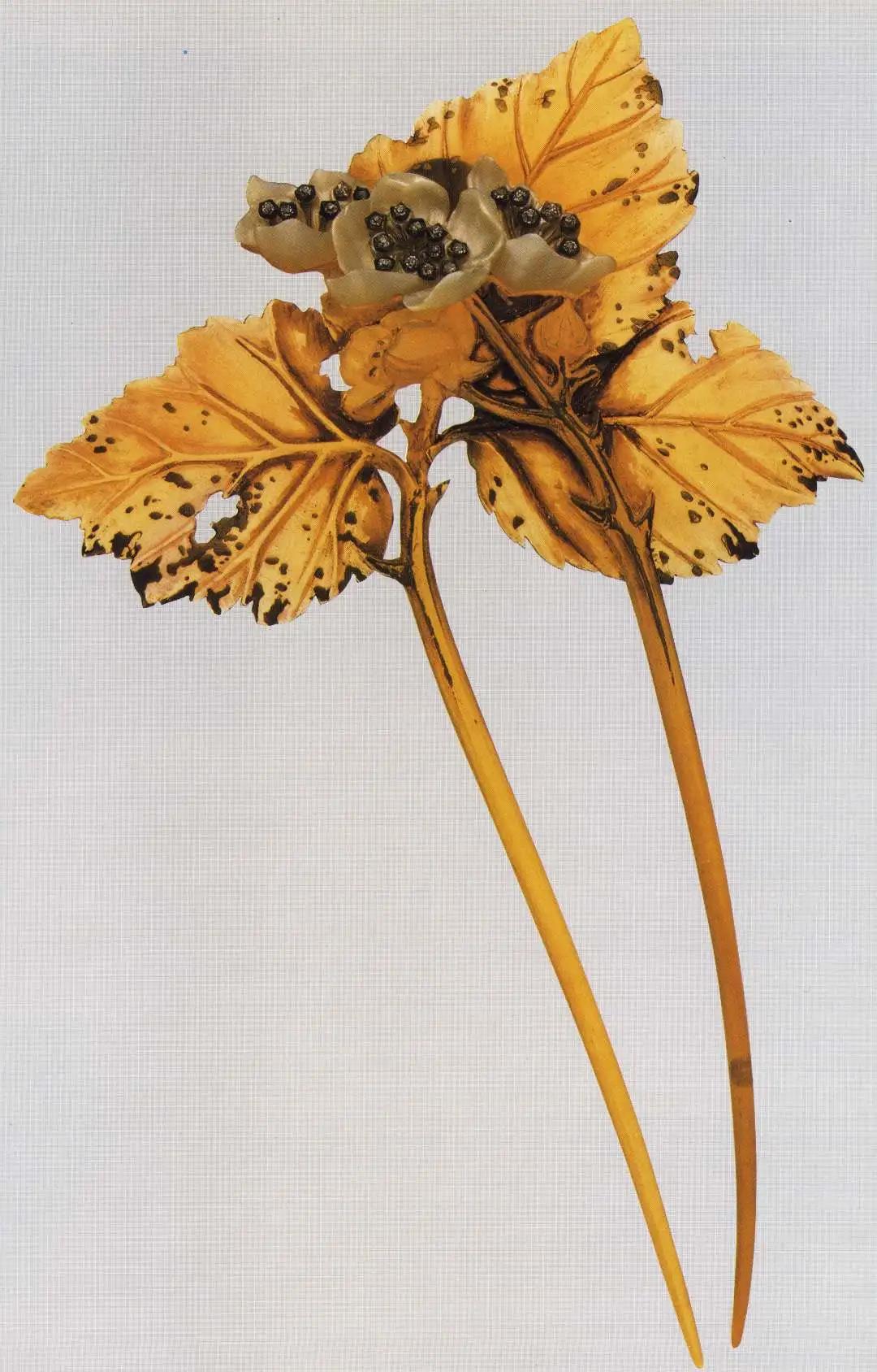 Comb Horn, mother of pearl, gold and diamond Lucien Gaillard