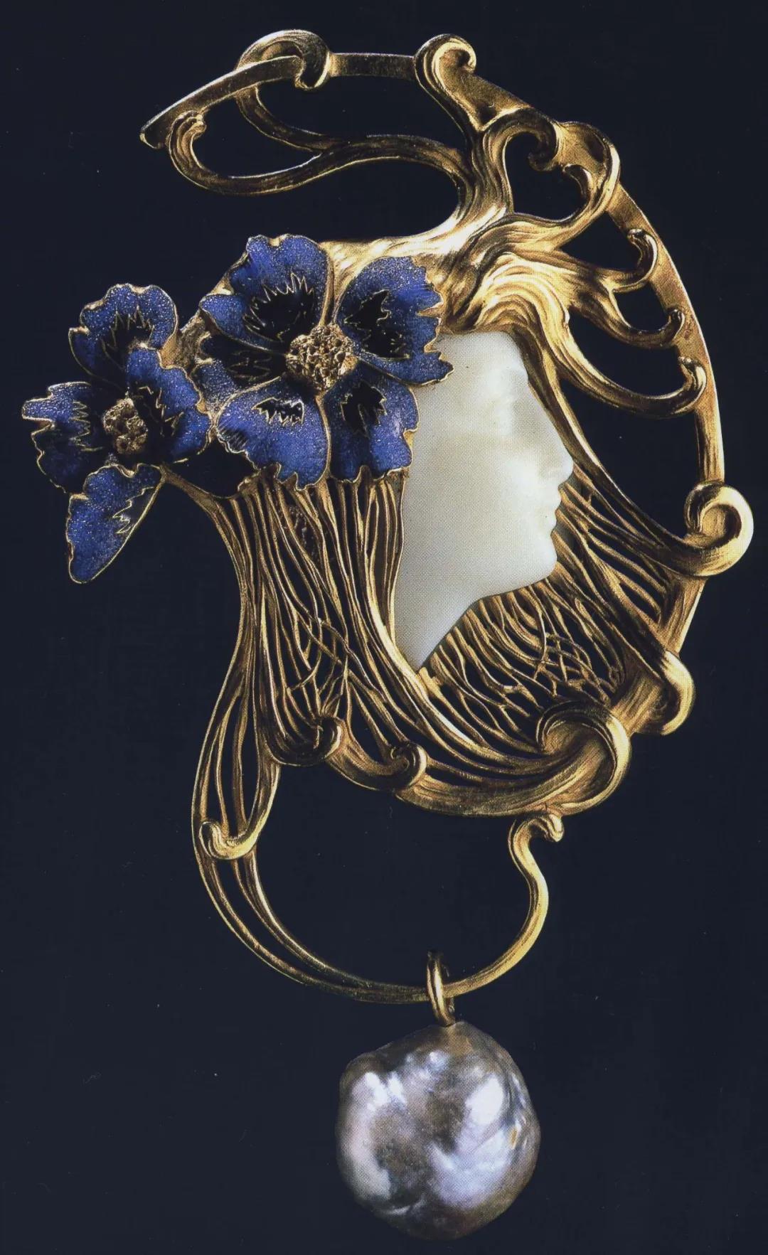 Pendant Gold, chalcedony, enamel and pearl René Lalique 1898-1899