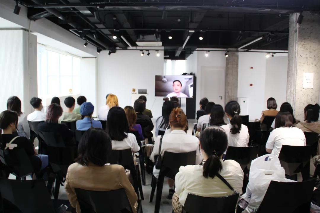 學(xué)術(shù)主持姜節(jié)泓教授從英國(guó)和大家連線