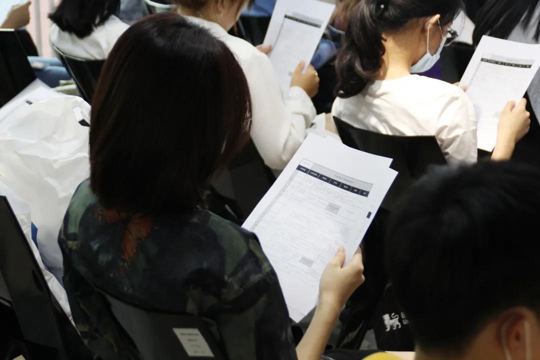 同學(xué)們認(rèn)真了解即將開始的課程安排