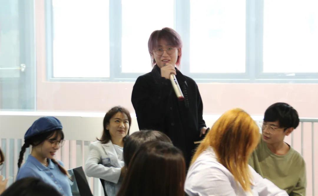 同學(xué)們進(jìn)行讓人“難忘”的自我介紹