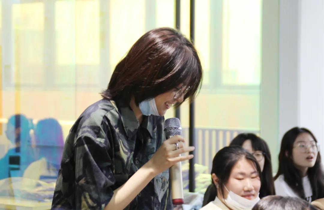 同學(xué)們進(jìn)行讓人“難忘”的自我介紹