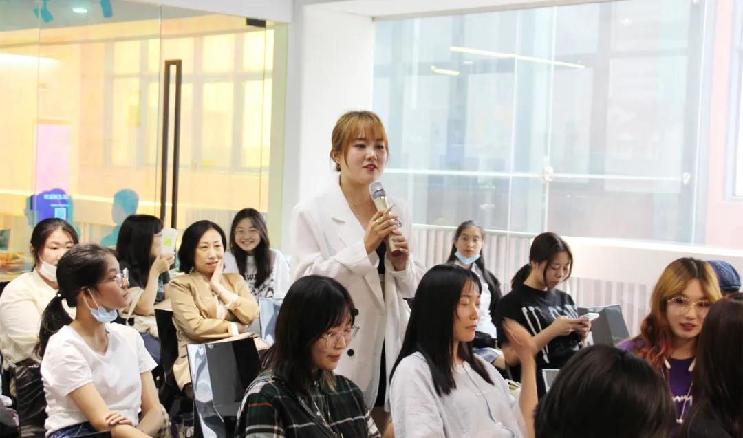 同學(xué)們進(jìn)行讓人“難忘”的自我介紹