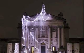 自行車、白蘭地、巨大垃圾桶......這個美術館里每年都有一棵打破想象的圣誕樹