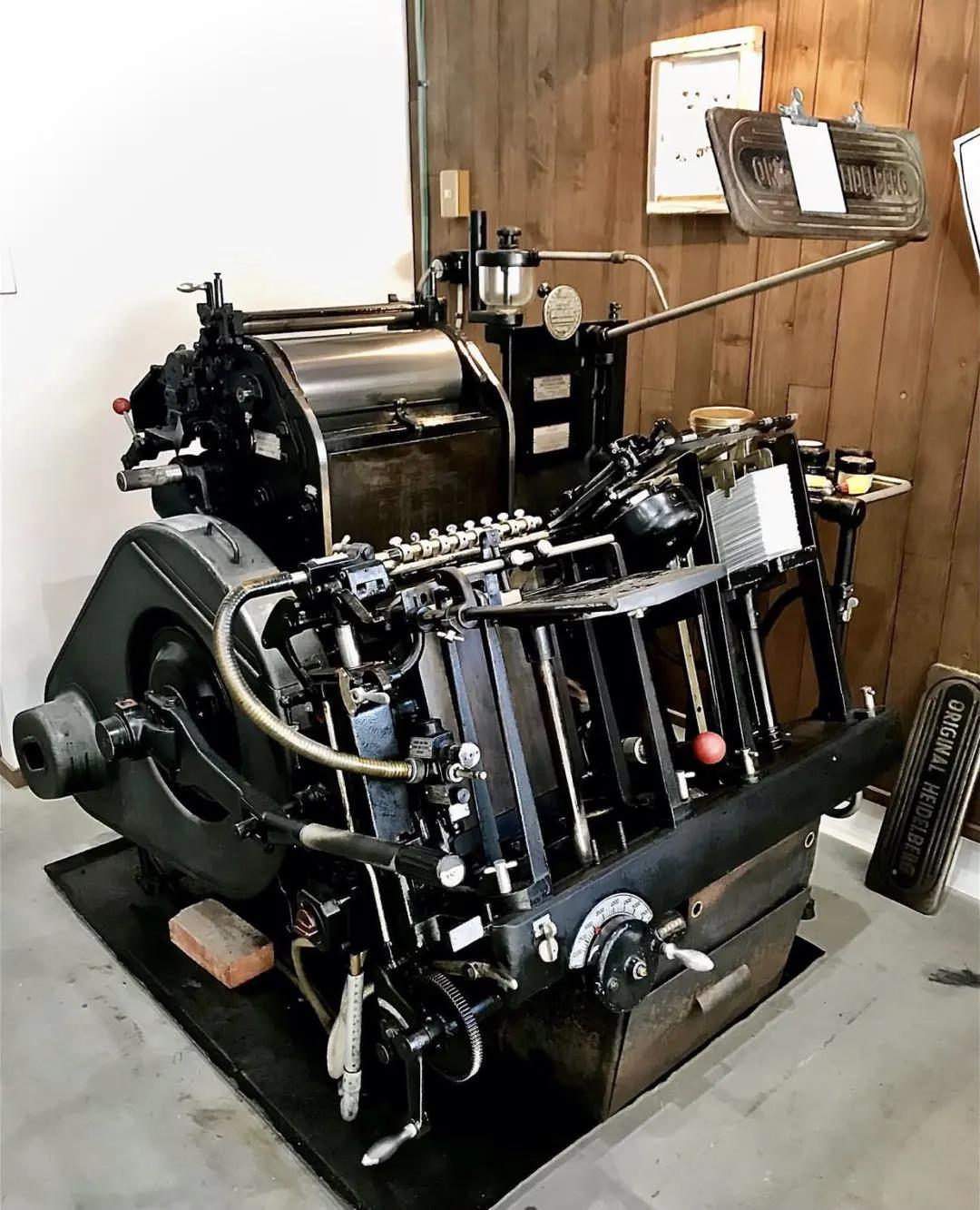 ▲這臺印刷機(jī)已經(jīng)55歲了，依舊兢兢業(yè)業(yè)的工作著 