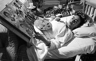 不能出門又如何？“床”才是藝術(shù)家的創(chuàng)作源泉！